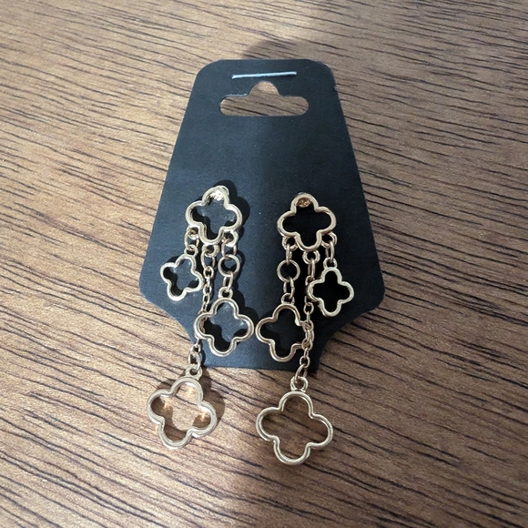 Chic Gold Clover Dangle Earrings - Picture 2 of 4